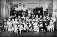 Święty Mikołaj w przedszkolu. Ok. 1930 rok
Santa Claus in a kindergarten. Circa 1930.