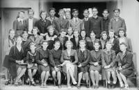 Klasa gimnazjalna z wychowawczynią Wandą Etkun. Ok. 1946 rok
 A grammarschool class with the tutor Wanda Etkun. Circa 1946.