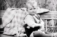 Chłopczyk z kocykiem. Ok. 1942 rok
A little boy with a blankiet. Circa 1942.