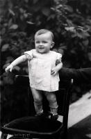 Dziecko na krześle. Ok. 1944 rok
A child on a chair. Circa 1944.