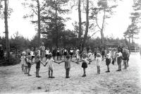 Półkolonia dla dzieci pracowników kolejowych w Łapach. Ok. 1935 rok
A holiday camp for the railway workers children in Lapy. Circa 1935.