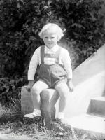 Dziecko. Ok. 1955 rok
A boy in a shorts with braces. Circa 1955.