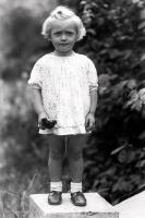 Dziecko z bratkiem w ręku. Ok. 1950 rok
 A child with a pansy in hand. Circa 1950.