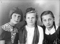   Trzy nastoletnie dziewczyny. Ok. 1950 rok, three teenage girls ca 1950