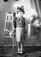  Dziewczynka z kokardą we włosach. Ok. 1950 rok, Girl wearing a ribbon in her hair ca 1950