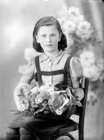   Dziewczyna z bukietem kwiatów. Ok. 1945 rok, girl with a bunch of flowers ca 1945