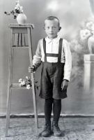  Chłopiec w spodenkach ; A boy wearing shorts<br />Dofinansowano ze srodków Ministerstwa Kultury i Dziedzictwa Narodowego i Starostwa Powiatowego w Bialymstoku.<br />