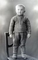  Dziecko na krześle ; A child standing on the chair<br />Dofinansowano ze srodków Ministerstwa Kultury i Dziedzictwa Narodowego i Starostwa Powiatowego w Bialymstoku.<br />