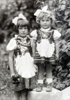  Dziewczynki w strojach ludowych ; Some little girls wearing folk dresses<br />Dofinansowano ze srodków Ministerstwa Kultury i Dziedzictwa Narodowego i Starostwa Powiatowego w Bialymstoku.<br />