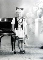  Dziewczynka w stroju ludowym ; A little girl dressed in a folk outfit<br />Dofinansowano ze srodków Ministerstwa Kultury i Dziedzictwa Narodowego i Starostwa Powiatowego w Bialymstoku.<br />