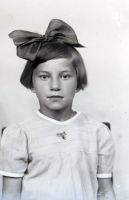  Dziewczyna z kokardą ; A girl with a bow<br />Dofinansowano ze srodków Ministerstwa Kultury i Dziedzictwa Narodowego i Starostwa Powiatowego w Bialymstoku.<br />