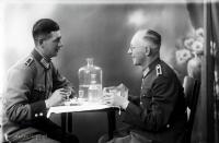 Niemieccy funkcjonariusze policji porządkowej przy stoliku karafką. Ok. 1943 rok
Orderkeeping German policemen at the table. Circa 1943.