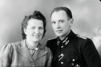 Niemiecki zawiadowca stacji kolejowej w Łapach z żoną Ok. 1943 rok
A German stationmaster in Lapy with his wife. Circa 1943.