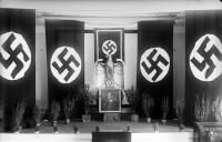 Hilterowska dekoracja świetlicy. Ok. 1943 rok
A Nazi club decoration. Circa 1943.