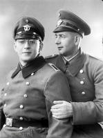 Dwóch niemieckich policjantów. Ok. 1943 rok
Two German policemen. Circa 1943.