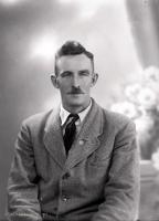 Mężczyzna z odznaką. Ok. 1943 rok *A man with a badge. Ca. 1943