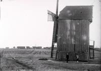 <p>Regina i Władysław Piotrowscy przy wiatraku w Witach. Ok. 1935 rok</p>

<p>Regina and Władysław Piotrowski near the windmill in Wity. Circa 1935.</p>
