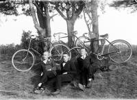 <p>Kanceliści na wycieczce rowerowej. Ok. 1930 rok</p>

<p>Employees of the office on a bike trip. Circa 1930.</p>
