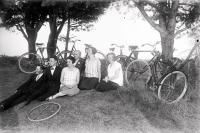 Przyjaciele z Warsztatów na wycieczce rowerowej. Ok. 1930 rok
Colleagues from the Workshops on a cycling trip. Circa 1930.
