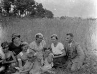 Na pikniku. Ok. 1932 rok. *At  picnic. Ca. 1932