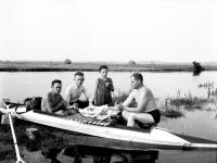 Spływ kajakowy Narwią. Ok. 1935 rok *Narew kayaking. Ca. 1935