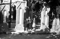 Przed bramą kościoła w Uhowie. Ok. 1935 rok. *Before  door from  church in Uhowo. Ca. 1935 .