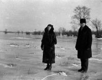 Piotrowscy na zimowym spacerze. Ok. 1935 rok *Piotrowskis  winter walk. Ca. 1935