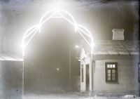  Iluminacja Łap -fragment ; A part of the gate illumination of Łapy<br />Dofinansowano ze srodków Ministerstwa Kultury i Dziedzictwa Narodowego i Starostwa Powiatowego w Bialymstoku.<br />