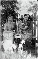 <p>Dwie kobiety z dzieckiem na ławce. Ok. 1950 rok</p>

<p>Two women with a child on the Benach. Cirac 1950.</p>

