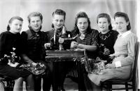 „Krawcowe” z Suraża. Ok. 1945 rok
„Dressmakers” from Suraz. Circa 1945.