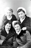 Cztery koleżanki z Łap. Ok. 1945 rok
Four friends from Lapy. Circa 1945.