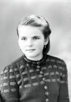 Dziewczyna w swetrze. Ok. 1945 rok
A girl in a pullover. Circa 1945.