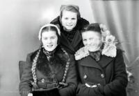 Trzy koleżanki.  Ok. 1945 rok
 Three friends. Circa 1945.