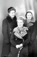 Trzy koleżanki z Łap. Ok. 1945 rok
Three friends from Lapy. Circa 1945.