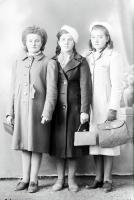 Trzy dziewczyny z torebkami. Ok. 1950 rok
Three girls with handbags. Circa 1950.