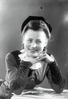 Dziewczyna z pierścionkiem. Ok. 1945 rok
A girl with a bag. Circa 1945.