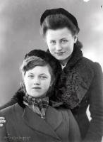 Dwie dziewczyny. Ok. 1945 rok
Two girls. Circa 1945.