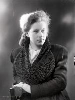 Dziewczyna z apaszką. Ok. 1945 rok
A girl with a szarf. Circa 1945.