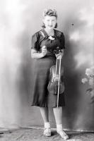 Dziewczyna ze skrzypcami. Ok. 1945 rok
A girl with violin. Circa 1945.