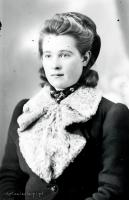 Dziewczyna w palcie z białym kołnierzem. Ok. 1950 rok
A girl in a coat with a white collar. Circa 1950.
