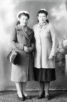 Dwie dziewczyny w apaszkach. Ok. 1950 rok
Two girls with scarves. Circa 1950.