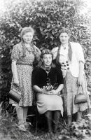 Trzy dziewczyny przy krzewie bzu. Ok. 1945 rok
Three girls next to a lilac bush. Circa 1945.
