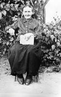Stara kobieta z zeszytem. Ok. 1942 1945 rok
An old woman with a notebook. Circa 1945.