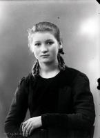 Dziewczyna z warkoczami. Ok. 1950 rok
A girl with plaits. Circa 1950.