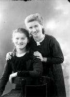 Dziewczyna z warkoczami i z koleżanką.  Ok. 1950 rok
A girl in plaits with a friend. Circa 1950.