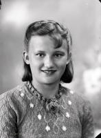 Dziewczyna w swetrze z kwiatkami. Ok. 1950 rok
A girl in a floral sweter. Circa 1950.