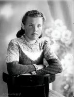Dziewczyna oparta na krześle. Ok. 1945 rok
A girl leaning on the chair. Circa 1945.