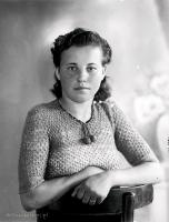 Dziewczyna z obrączką. Ok. 1945 rok
A girl with a ring. Circa 1945.