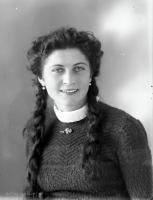 Kobieta z warkoczami. Ok. 1945 rok
A woman in plaits. Circa 1945.