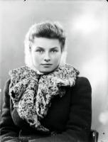 Dziewczyna w ubraniu zimowym. Ok. 1945 rok
A girl in winter clothes. Circa 1945.